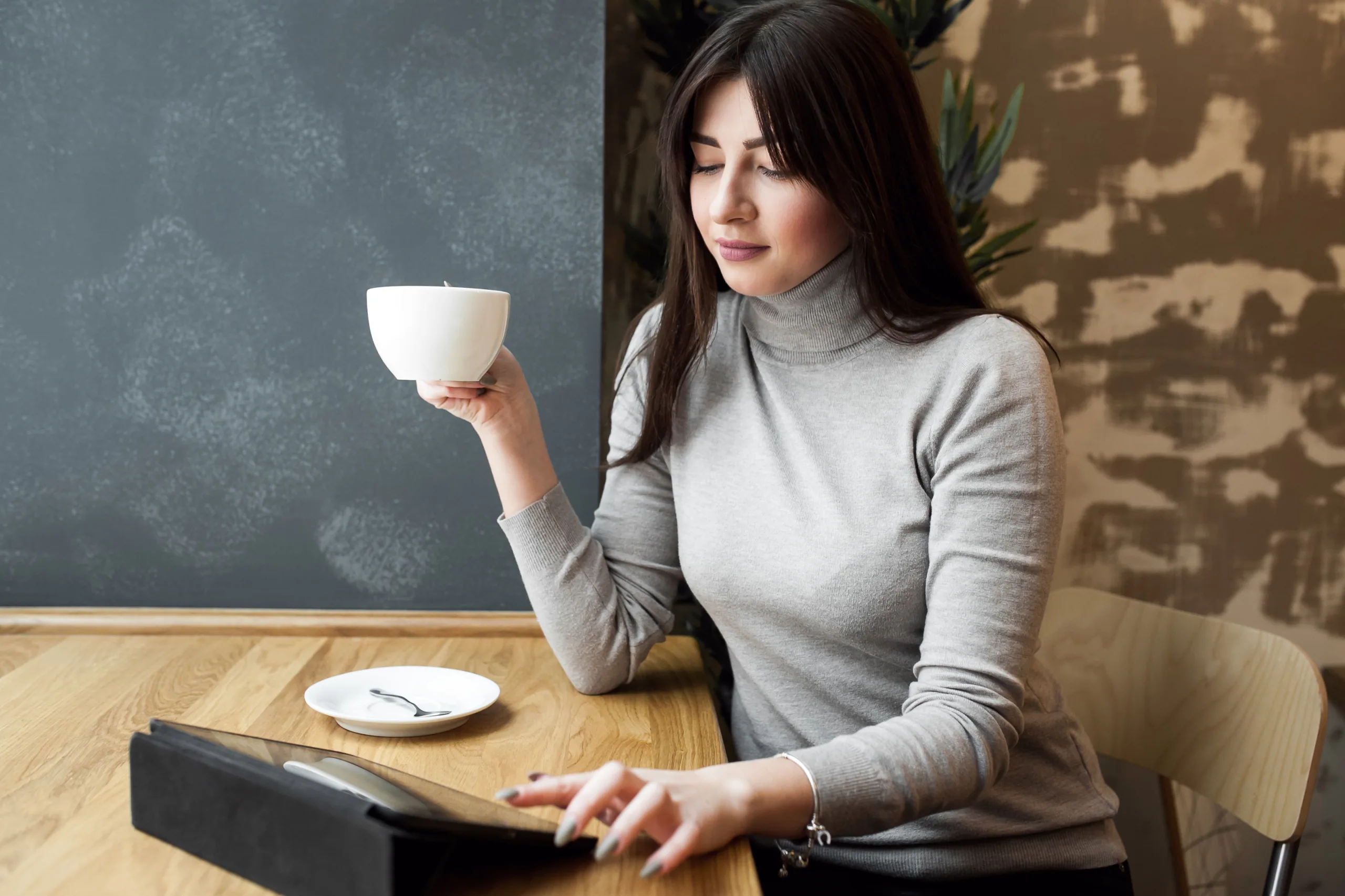 ngopi nyaman di ruang vip kopi bintang working using laptop internet computer scaled